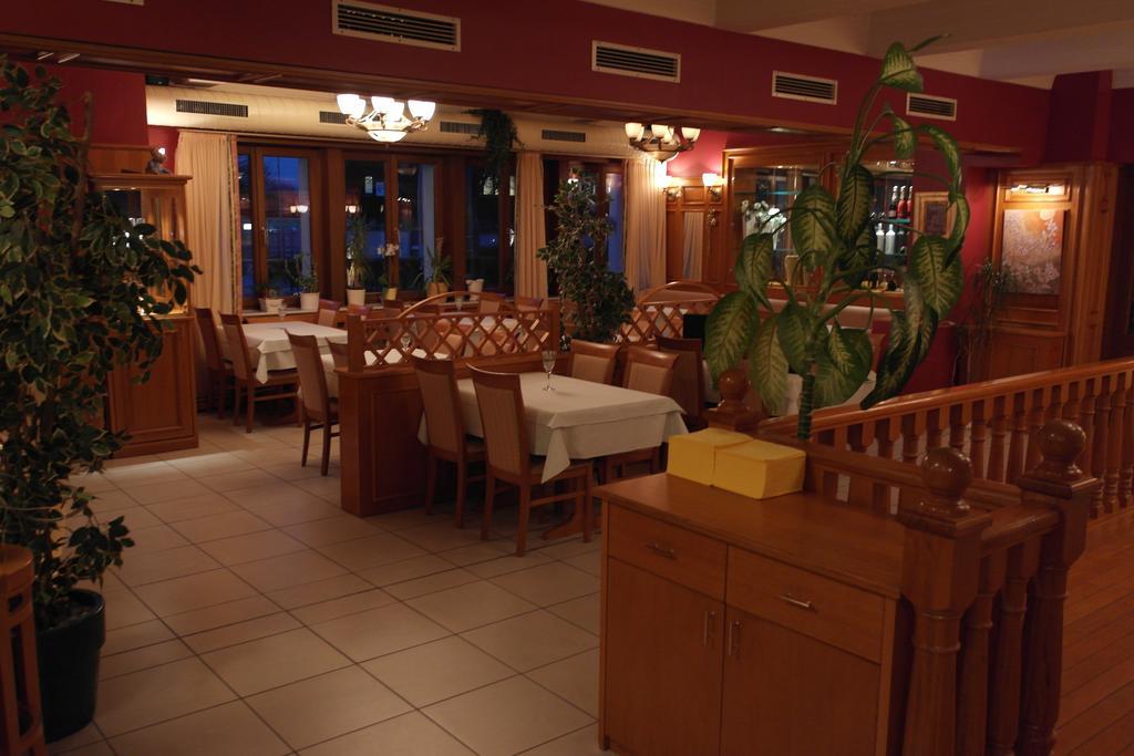 Hotel Jahnhaus Лангенфелд Екстериор снимка